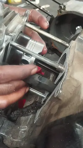 memasang mesin  depan Mio sporty #otomotif #mekaniktiktok #bengkelmotor #miosporty 