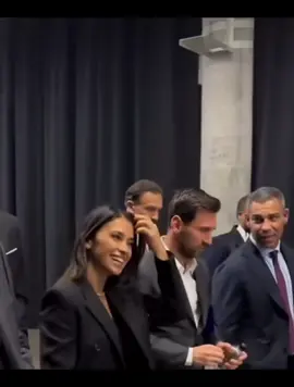 Khi Messi đi phỏng vấn, sân khấu hoành tráng lệ , dàn khách mời gồm :  - Thị trưởng thành phố Miami  - Chủ tịch FIFA Gianni Infantino - Tổng thống Mỹ Donald Trump     CHÍNH THỨC: Lionel Messi đã được thị trưởng Miami trao chìa khóa thành phố, một danh hiệu danh dự dành cho những người có ảnh hưởng tích cực đến cộng đồng.🤩 #messi #leomessi #argentina #xh #fyp 