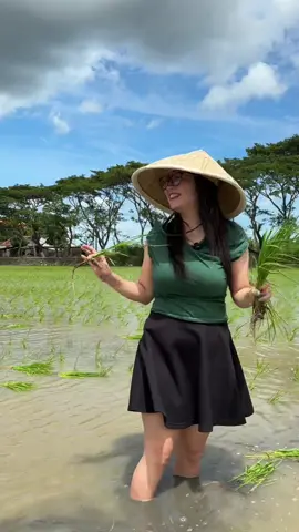 Kata si emak kalo nandur di sawah jangan dalem2, tapi kalo di rumah gapapa 🤣🤣 ga paham maksudnya cici masih lugu 😌 #penggilinganpadi #pabrikberas #agenberas #beras #gabahbalap🌾 