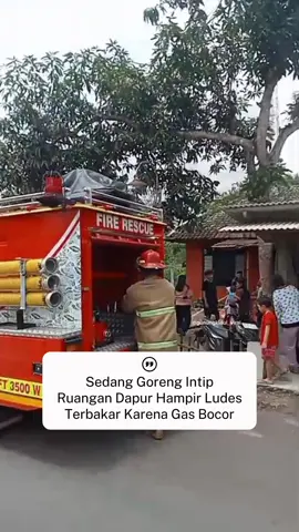 Kebocoran Gas Picu Kebakaran Rumah di Karangmojo, Api Berhasil Dipadamkan Cepat oleh Damkar Gunungkidul GUNUNGKIDUL – Kebakaran terjadi di rumah milik Bagus Susanto, warga Padukuhan Plumbungan, Kalurahan Gedangrejo, Kapanewon Karangmojo, pada Kamis (06/11/2025) sekitar pukul 13.00 WIB. Kepala UPT Damkar Gunungkidul Handoko menjelaskan, kebakaran berawal dari kebocoran pada regulator gas LPG yang digunakan untuk memasak intip goreng. “Api tiba-tiba muncul di sekitar kompor. Mengetahui gas bocor dan api semakin membesar, pemilik rumah langsung menghubungi petugas pemadam kebakaran Karangmojo,” jelasnya. Mendapat laporan tersebut, tim Damkar segera menuju lokasi. Dengan sigap, petugas berhasil memadamkan api menggunakan APAR (Alat Pemadam Api Ringan) sebelum merembet ke ruangan lain. “Api berhasil dikendalikan dengan cepat, sehingga tidak meluas ke bagian rumah lainnya,” tambah Handoko. Dalam peristiwa tersebut tidak ada korban jiwa, namun pemilik rumah mengalami kerugian materiil berupa peralatan dapur yang terbakar. Petugas Damkar mengimbau masyarakat untuk selalu memeriksa kondisi tabung dan regulator gas sebelum digunakan serta memastikan keamanan area dapur guna mencegah insiden serupa. #gunungkidulupdate #gunungkidul #gunungkidulviral #gunungkidul24jam #gunungkidulnews 