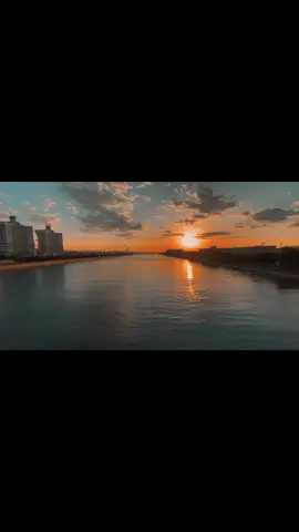 GÓC NHỎ TRONG PHỐ LỚN.  ” Hoàng hôn Nhật, góc nhìn từ Osaka “ #quaongkinhnho #osaka #nhatban #yenbinh #hoanghon 