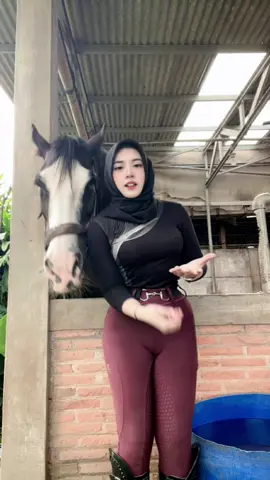 Dcnya gmn sih wkwk mana nyosor mulu dia😭🖤#dellaceblong #equestrian #fyp 