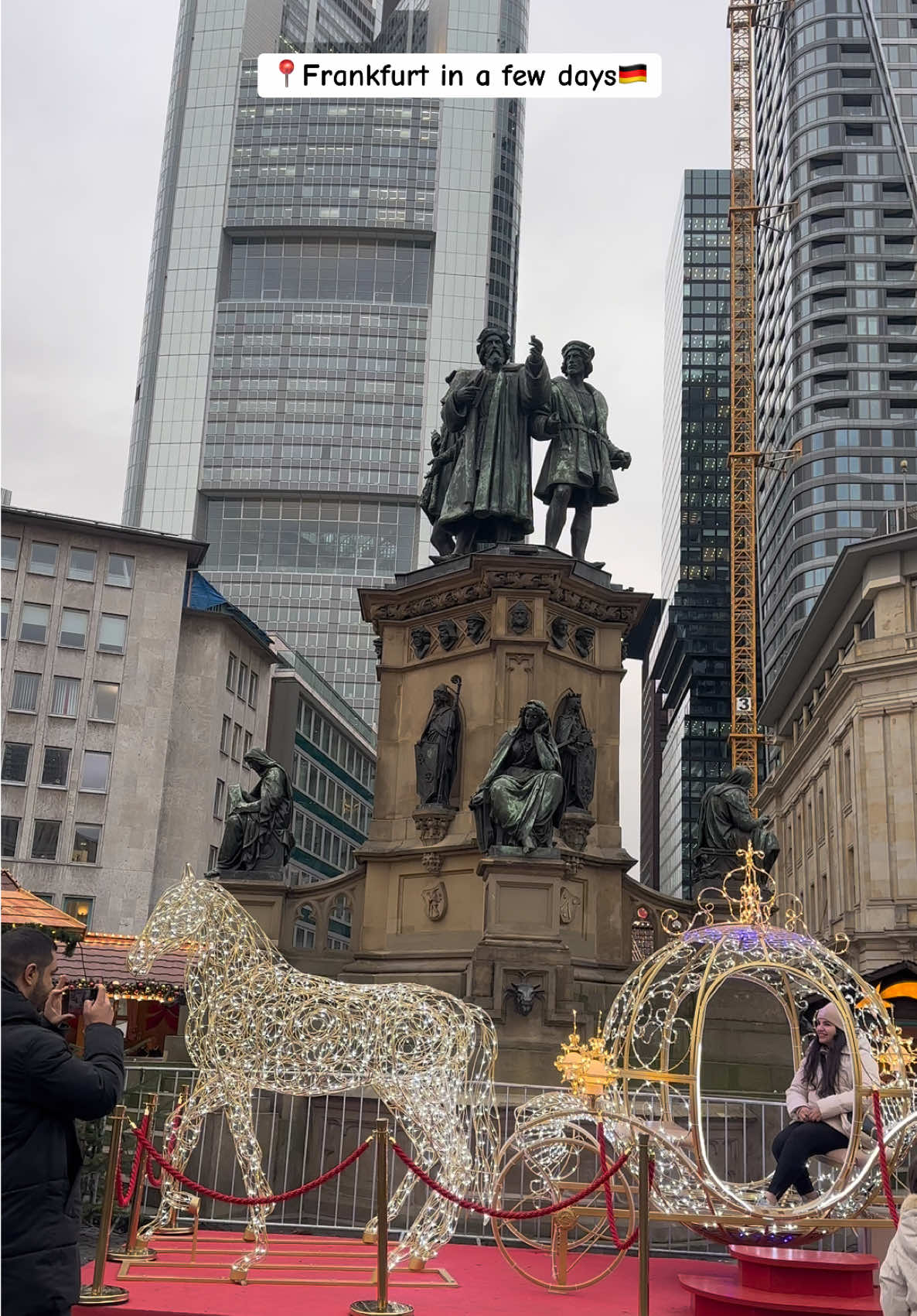 📍Frankfurt🇩🇪 glänzt im Licht und voller Freude 🎅✨ Unvergessliche Momente vom letzten Weihnachtsfest … Macht euch bereit, die Magie kehrt in ein paar Tagen zurück! 🎁 📸by: sabah.alhawery #frankfurtammain #travel  #Frankfurt #Weihnachtsstimmung #germany 