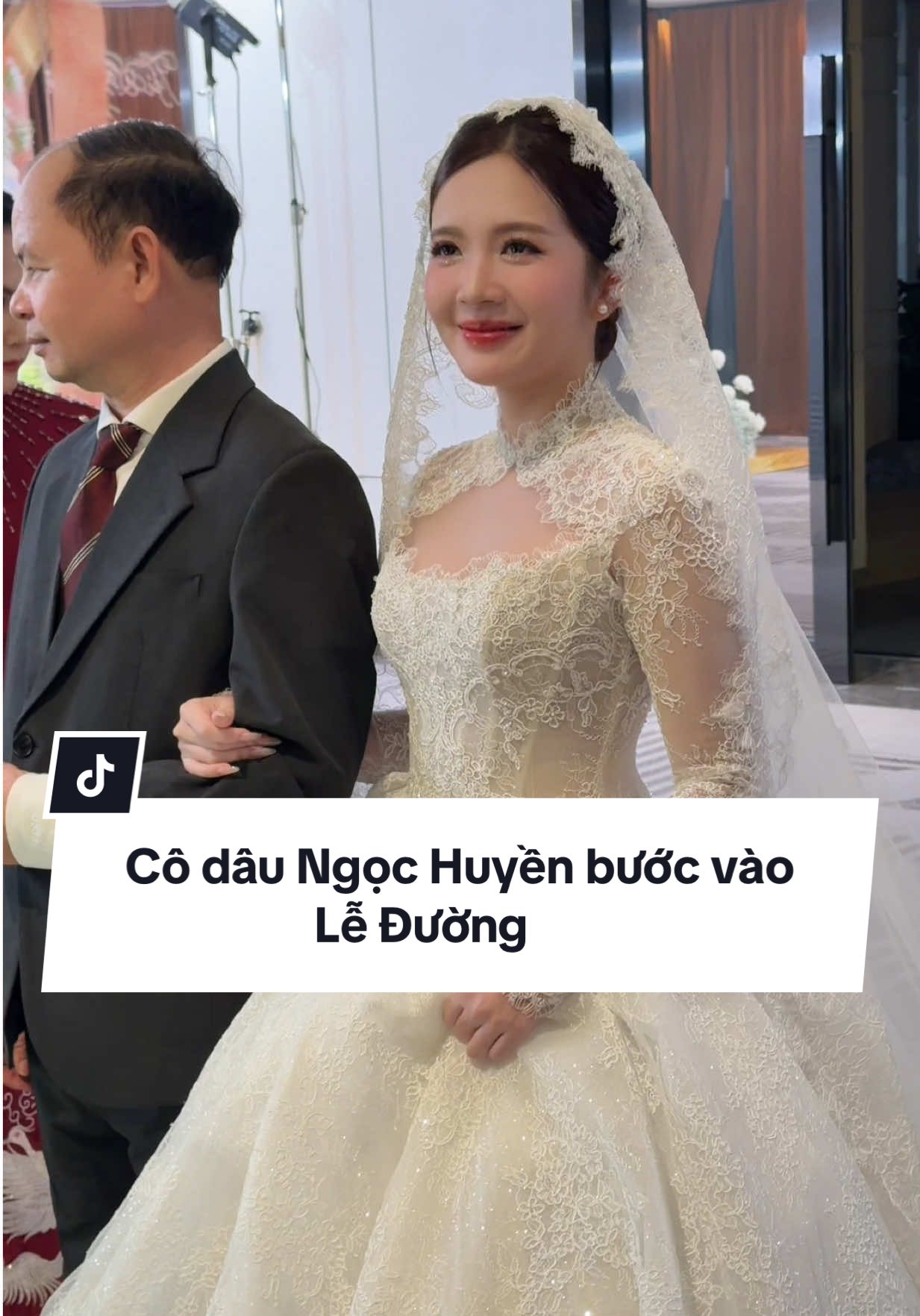 Khoảnh khắc bước lên Lễ Đường đẹp như trong mơ của cô dâu Ngọc Huyền 👰🏻‍♀️ 💕 #HuongPhieuMakeup #phanhuonghair #makeupdephanoi #codaungaycuoi #wedding    