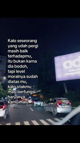 cara membuat martabak telur yang gurih dan renyah — seperti yang sering dijual di pinggir jalan: ⸻ 🧂 Bahan Kulit Martabak 	•	250 gram tepung terigu protein sedang 	•	½ sdt garam 	•	3 sdm minyak goreng 	•	± 120 ml air (tuang sedikit-sedikit sampai kalis) 	•	Minyak untuk merendam adonan ⸻ 🍳 Bahan Isi Martabak Telur 	•	200 gram daging sapi cincang (bisa diganti ayam atau tanpa daging) 	•	3 butir telur (bisa tambah jika suka lebih lembut) 	•	2 batang daun bawang, iris halus 	•	3 siung bawang putih, haluskan 	•	4 siung bawang merah, haluskan 	•	½ sdt lada bubuk 	•	Garam dan penyedap secukupnya 	•	1 sdm minyak untuk menumis ⸻ 🌶️ Bahan Sambal Cuka (opsional) 	•	100 ml air 	•	3 sdm cuka 	•	2 sdm gula pasir 	•	1 sdt garam 	•	5 buah cabai rawit, haluskan ⸻ 👩‍🍳 Cara Membuat 1. Membuat Kulit Martabak 	1.	Campur tepung, garam, dan air sedikit demi sedikit sambil diuleni hingga kalis elastis. 	2.	Tambahkan minyak goreng, uleni sebentar lagi sampai lembut. 	3.	Bagi adonan jadi 2–3 bagian. 	4.	Rendam adonan dalam minyak goreng ±30 menit–1 jam agar lentur saat dibentuk. 2. Membuat Isian 	1.	Tumis bawang merah dan bawang putih hingga harum. 	2.	Masukkan daging cincang, beri garam, lada, dan penyedap. Tumis hingga matang, angkat dan dinginkan. 	3.	Dalam mangkuk, campur tumisan daging dengan daun bawang dan telur. Aduk rata. 3. Membentuk & Menggoreng 	1.	Ambil satu adonan kulit, pipihkan di permukaan meja yang sudah dioles minyak hingga sangat tipis (seperti kain). 	2.	Tuang isian di tengah kulit. 	3.	Lipat sisi-sisinya membentuk persegi. 	4.	Goreng di minyak panas (api sedang) sampai kedua sisi kecokelatan dan garing. 	5.	Angkat, tiriskan, lalu potong-potong. 4. Membuat Sambal Cuka Rebus semua bahan sambal hingga mendidih, koreksi rasa (asam-manis-pedas), lalu dinginkan. ⸻ 💡 Tips 	•	Semakin lama adonan direndam minyak, kulit makin lentur dan mudah dibentuk. 	•	Gunakan wajan datar agar hasilnya merata seperti martabak abang-abang. 	•	Untuk versi mini, bisa pakai kulit lumpia siap pakai. #galaubrutal#katakata#fyp 