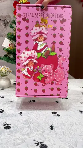 #strawberryshortcake #strawberryshortcakecosplay #40oztumbler #fpy #giftguide 
