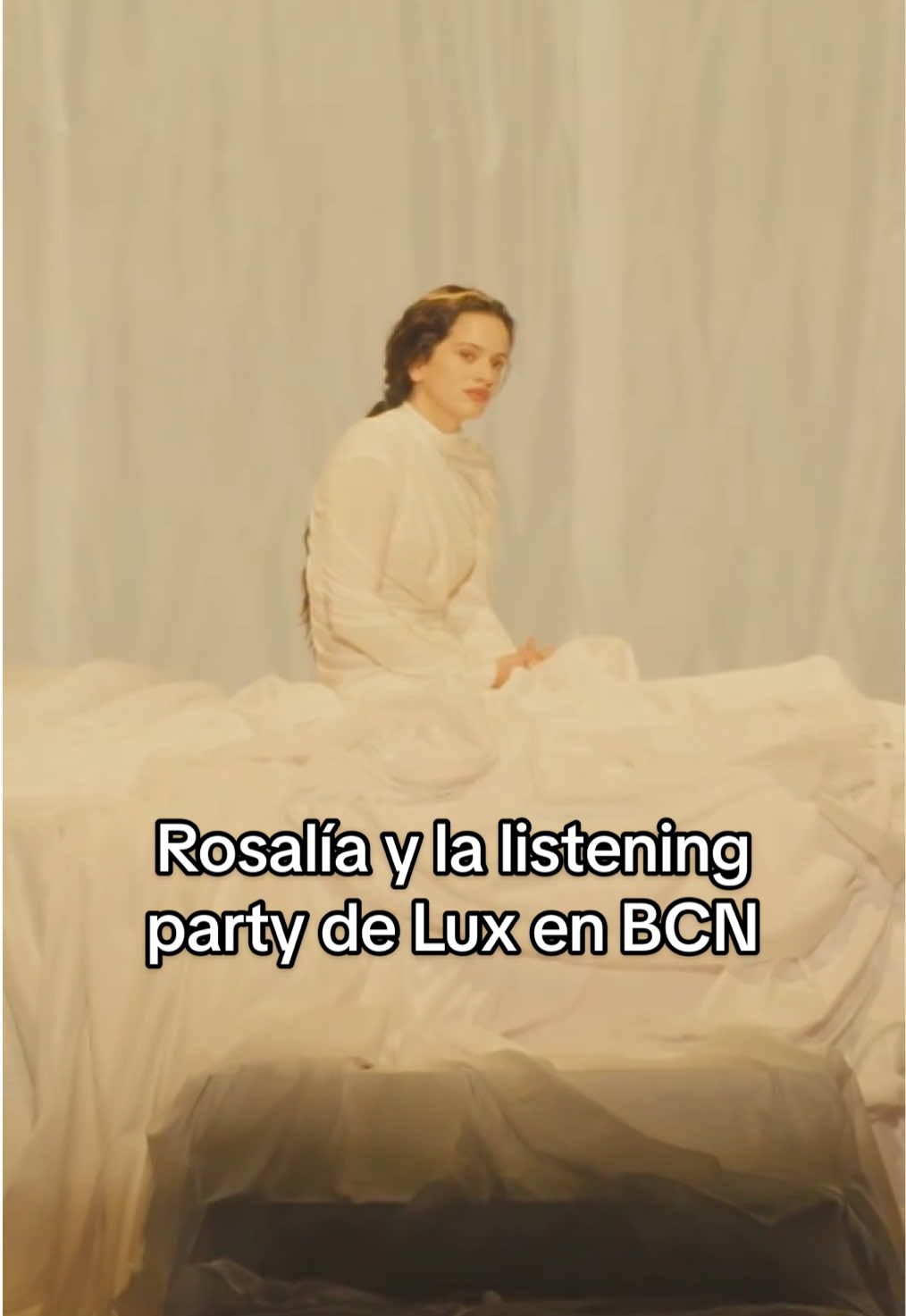 Anoche, Rosalía reunió en Barcelona a un grupo selecto de personas —entre ellos influencers, fans y prensa— para escuchar en primicia su próximo e inminente álbum, ‘Lux’ 🕯️ Ella misma estuvo presente en la ‘listening party’, tendida sobre una macrosábana en el escenario. Apenas se movió durante dos horas. No dijo nada al terminar, aunque tampoco hacía falta: el álbum, repleto de una lírica reveladora, ya había hablado por ella. ‘Lux’ estará disponible a partir de mañana en todas las plataformas de ‘streaming’, y ya apunta alto: su entrada en la notoria web de reseñas Metacritic se ha ganado un 100/100. #Rosalia #LUX