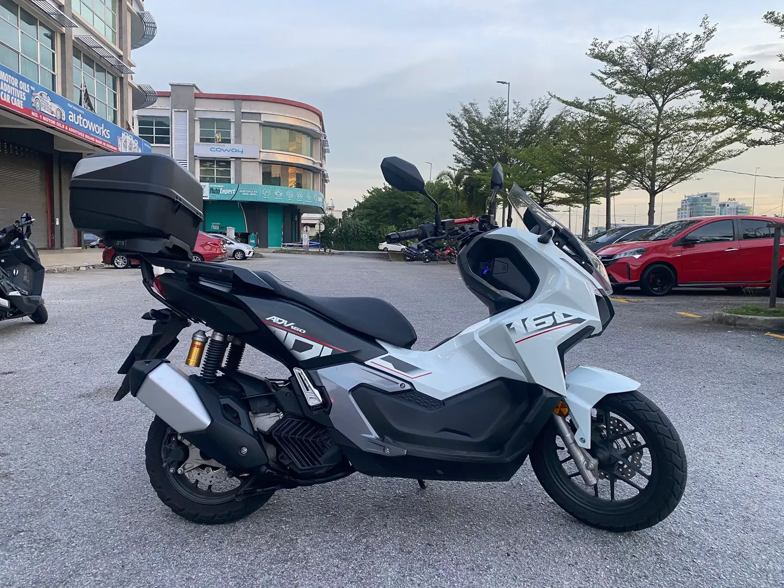 2024 Honda ADV 160 Scooter ABS TCS  Still got Factory warranty  RM10500  ( Cash Siap Tukar Nama ) 1 Owner 6k Low Mileage Fully Standard like New  Added top box  Credit card ez pay Deposit 0 175x5yrs Aeon Loan Deposit 0 3++x4yrs Shop Loan Deposit 3500 288x3yrs CALL/Whatsapp Kelvin -014-6572740 https://wa.me/60146572740 ERNEST NG - 012-3475767 https://wa.me/60123475767 Nak Jual Motor Anda ? *Datang ICITY MOTOWORLD * *Kita Boleh Beli Tanpa Trade In * * MOTOR TUKAR JADI CASH * * 50cc sampai 2000cc pun blh * CALL/Whatsapp SALES Manager >>>ERNEST NG - 012-3475767 https://wa.me/60123475767 + Boleh TRADE IN, HARGA tinggi + Swasta/Kerajaan layak utk memohon + Penghantaran sampai depan rumah + Trusted Seller + Rebat Dan Hadiah Menarik Menanti + Luar KL & SELANGOR sangat dialu2 alukan + PENGHANTARAN SELURUH Malaysia + PROVIDE CHANGE NEW NUMBER PLATE SERVICES + INTERCHANGE SERVICES + INSPECTION PUSPAKOM SERVICE + EASY LOAN APPLY SERVICE WE DOING AFTER SALES SERVICES + RENEW INSURANCE + RENEW ROADTAX Lokasi Kedai/ Location: HQ- Shah Alam icity 1 Jalan Keluli 7/110 seksyen 7 40000 Shah Alam selangor (Waze Benelli best shop Shah Alam ) BUSINESS HOUR : Isnin ~ Sabtu : 9.00AM - 7.00PM #Honda #ADV160