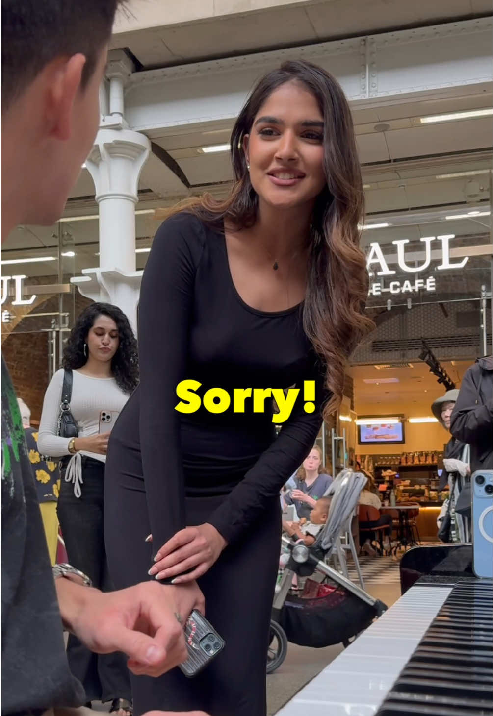 Look at what she will do🥹❤️ I was playing the piano when this girl asked me to play her favorite Bollywood song... wait for her reaction🤯 @KOMAL🤍  #mainagarkahoon #omshantiom #shahrukhkhan #bollywoodsong #hindisong 