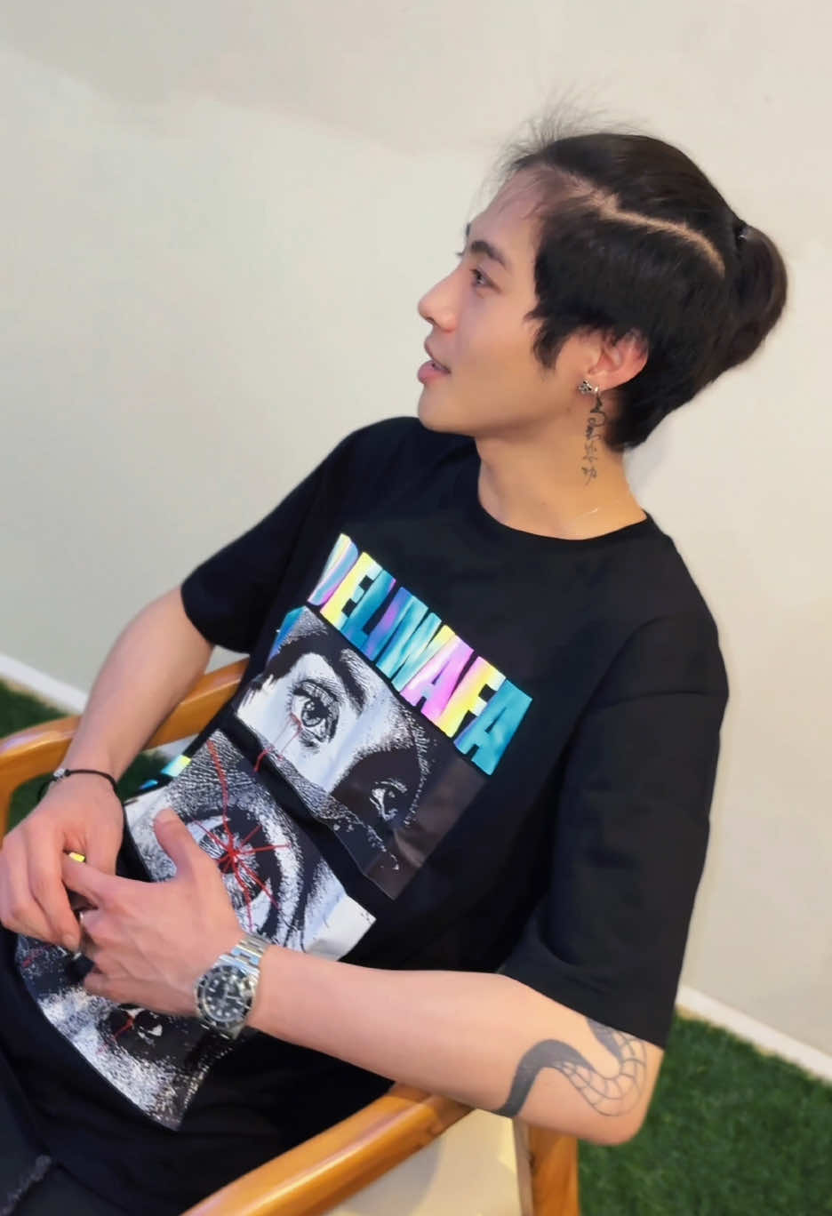 Cakep kan kaosnya bisa nyala lho😍❤️ Gas kembaran yuk cek etalase kita ‼️  #deliwafastore #koleksi #djpanda #djpandaofficial #kaosviral 