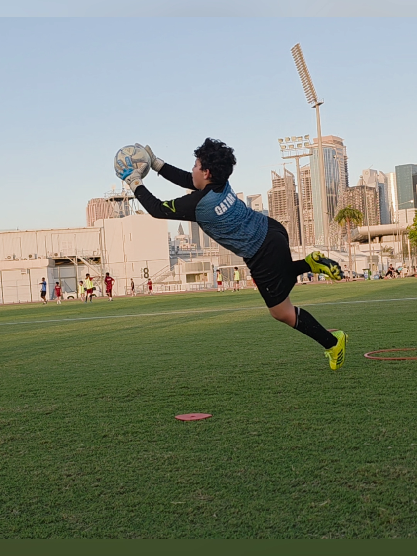 #football #كرة_قدم #fyp #مصر_السعوديه_العراق_فلسطين #egypt  تعليم أساسيات حراس مرمي براعم . نادي قطر . 🇶🇦 🇪🇬