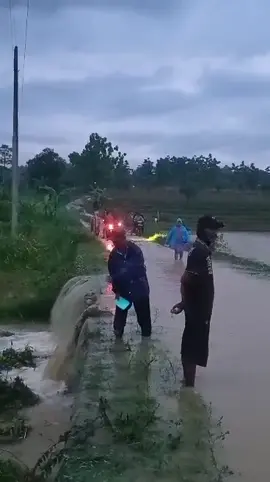 ombak gede tak sebrangi banjir dalan tak ciduk i masio nganggo kothak nasi#rembang24jam #jalanparah #banjir