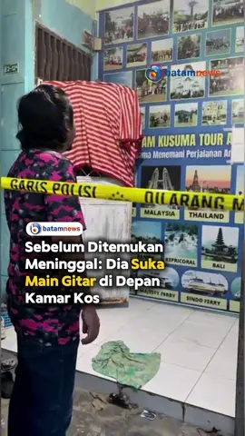 Seorang pria berinisial YG, seorang karyawan, ditemukan meninggal dunia dalam kondisi tragis di kusen pintu kamar kosnya di Perumahan Greenland, Batam Kota, Kamis (6/11/2025) sekitar pukul 17.00 WIB. 💬 Detik-detik Ditemukan Saksi sekaligus penghuni kos, Rostia, melihat pintu kamar masih tertutup pukul 16.00 WIB. Saat kembali sejam kemudian, pintu sudah terbuka dan YG ditemukan dalam kondisi tragis. 📩 Sempat Chat Pemilik Kos Pemilik kos, Zuna, mengungkapkan YG terakhir menghubunginya siang hari untuk membayar uang kos sebesar Rp500 ribu. YG dikenal pendiam, jarang cerita masalah pribadi, dan biasa duduk main gitar sepulang kerja. 👨‍👩‍👦 Tak Kontak Keluarga 3 Bulan Kerabat menyebut YG sudah tiga bulan tidak berkomunikasi dengan orang tua, hingga keluarga meminta rekannya di Batam mengecek kondisinya. 🚓 Polisi Turun Tangan Kanit Reskrim Polsek Batam Kota, Iptu Bobby Ramadhana Fauzi, membenarkan kejadian ini. Tim Inafis Polresta Barelang telah melakukan olah TKP dan jasad korban dibawa ke RS Bhayangkara Polda Kepri untuk pemeriksaan lebih lanjut. #batamnews #batam #kepri