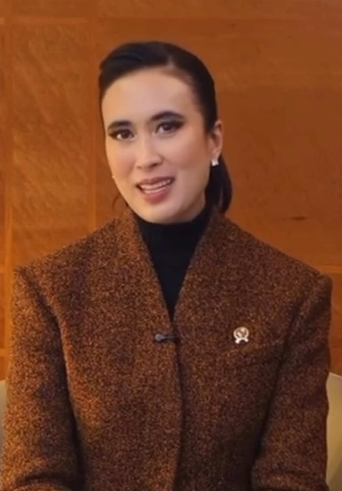 Pada Triwulan III tahun 2025, ekonomi nasional tumbuh sebesar 5,04% (year-on-year), sebuah capaian yang menegaskan bahwa fondasi ekonomi kita semakin kuat dan stabil. Di balik angka ini, terdapat kerja keras banyak sektor yang berkontribusi, dan pariwisata menjadi salah satu penggerak utamanya.  Sektor pariwisata tidak hanya memberikan dampak langsung pada peningkatan devisa negara, tetapi juga menciptakan efek berganda bagi masyarakat membuka lapangan kerja, mendorong UMKM lokal, serta menggerakkan rantai ekonomi kreatif di berbagai daerah. Setiap wisatawan yang datang, baik dari dalam maupun luar negeri, membawa cerita, pengalaman, dan kontribusi nyata bagi perekonomian nasional. Memasuki Triwulan IV tahun 2025, kami di Kementerian Pariwisata semakin optimis bahwa kinerja sektor pariwisata akan terus meningkat. Momentum libur Natal dan Tahun Baru akan menjadi kesempatan penting untuk memperkuat pergerakan wisata domestik, mendorong kunjungan wisatawan mancanegara, dan menjaga semangat gotong royong antar pelaku pariwisata di seluruh Indonesia.  Kami terus berupaya memastikan seluruh program dan kebijakan yang dijalankan berdampak nyata — baik dalam peningkatan kualitas destinasi, penguatan SDM pariwisata, maupun percepatan transformasi digital sektor pariwisata. Semua langkah ini bertujuan untuk menjadikan pariwisata Indonesia naik kelas, berdaya saing global, namun tetap berakar pada nilai-nilai budaya dan kearifan lokal.  Mari kita sambut sisa tahun ini dengan semangat positif dan kolaboratif. Karena dengan kerja bersama, kita bisa menjadikan Pariwisata Indonesia tidak hanya sebagai sektor ekonomi, tetapi juga sebagai wajah bangsa yang membanggakan di mata dunia.  #widiyantiputriwardhana #WonderfulIndonesia #DiIndonesiaAja #KemenparRI #pariwisatanaikkelas 