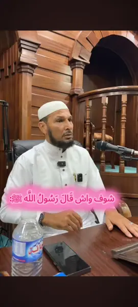 عن أبي أمامة ـ رضي الله عنه ـ قال: (إن فتى شابا أتى النبي ـ صلى الله عليه وسلم ـ فقال: يا رسول الله، ائذن لي بالزنا!، فأقبل القوم عليه فزجروه، وقالوا: مه مه، فقال: ادنه، فدنا منه قريبا، قال: فجلس، قال: أتحبه لأمك؟، قال: لا والله، جعلني الله فداك، قال: ولا الناس يحبونه لأمهاتهم، قال: أفتحبه لابنتك؟، قال: لا والله، يا رسول الله جعلني الله فداك، قال: ولا الناس يحبونه لبناتهم، قال: أفتحبه لأختك؟ قال: لا والله، جعلني الله فداك، قال: ولا الناس يحبونه لأخواتهم، قال: أفتحبه لعمتك؟ قال: لا والله، جعلني الله فداك، قال: ولا الناس يحبونه لعماتهم، قال أفتحبه لخالتك؟ قال: لا والله جعلني الله فداك، قال: ولا الناس يحبونه لخالاتهم قال: فوضع يده عليه وقال: اللهم اغفر ذنبه وطهر قلبه، وحصن فرجه، فلم يكن بعد ذلك الفتى يلتفت إلى شيء) رواه أحمد . وفي رواية أخرى: وقال: (اللهم طهر قلبه، واغفر ذنبه، وحصن فرجه، فلم يكن شيء أبغض إليه منه - الزنا -) . لقد انتفض الصحابة عند سماع الاستئذان في الزنا من الشاب، فزجروه: 