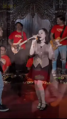 “Ati iki sampun pasrah, ning awakku ra nyerah.” Pasrah tapi tetep bertahan… Kadang cinta bukan tentang menang, tapi tentang seberapa kuat kamu bertahan walau luka. 🎧 Dengerin “Cerito Roso” di semua platform musik sekarang! @DekCece @MR EMBEER @Revansa Indonesia @Ronald Dewa  💬 Tag orang yang bikin kamu kuat walau hati remuk 💔 �#CeritoRoso #ChelsyaReta #MrEmber #RevansaIndonesia #ronalddewa    