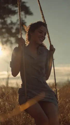 ### ela brinca na balança relembrando sua infância   🎠 Ela ri como criança, balançando devagar sob o pôr do sol.   O tempo parece parar pra ver sua alegria simples e verdadeira.   📌 Siga pra mais vídeos cheios de nostalgia e emoção rural.   💰 PayPal Donations — link in bio   🌸 Contact us here: http://t.me/gatasdaroca   Visuals generated with AI — artistic creation 💫   #GatasNaRoça   #InfânciaFeliz   #BelezaNatural   #AlegriaRural   #viralbrasil 