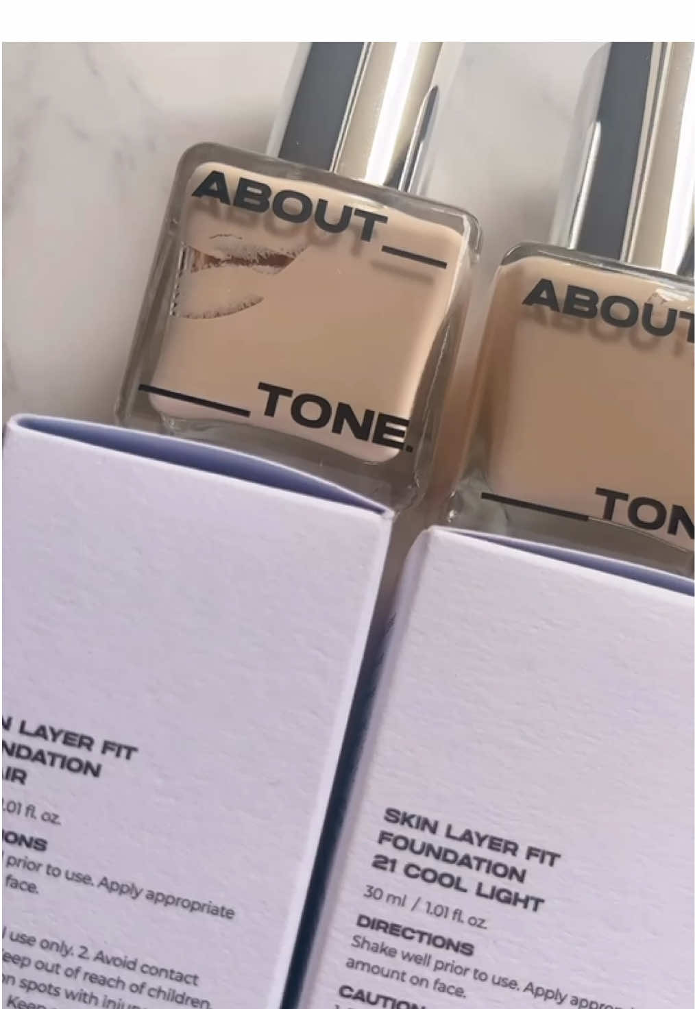 ＼素敵パケでセミマット肌目指すなら／ 🤍ABOUT__TONE.(アバウトトーン)🤍 提供:アバウトトーンさま - - - - - - - - - -  ▪️スキンレイヤーフィットファンデーション（SPF30/PA++）     スキンケアベースのウォータージェルテクスチャー配合で、ツヤ感をキープしながら密着カバー。 　全8色のカラバリで、自分の肌トーンあったものを選べる🥹 　私は手・クッションパフよりも、ブラシ＋朝密着パフがとてもきれいに肌にのせられたよ！キープ力もあり。 ▪️超密着マシュマロパフ（スクエアタップルビーセルパフ） 　新感覚なフワフワで、気持ちいい。広い面で額など、狭い面で目の周り・鼻横などピンポイントに密着カバー 　専用ケース付きで衛生的、持ち運びもOKです✌︎ ▪️スキンレイヤーフィットクッション 　リキッドタイプと同様に全8色のカラバリ。色ムラや粗・毛穴をキレイにカバーしてくれる。個人的にはリキッドよりクッションの方が楽だし仕上がりが好みかな。 - - - - - - - - -  乾燥肌さんは、特にこれからの時期はスキンケアはしっとりタイプ・美容液ベースの下地の方が良さそうです😌 Qoo10メガポでもお得に買えるので気になっている方は是非💁‍♀️ @about___tone_jp #ABOUTTONE #スキンレイヤーフィットファンデーション　#ファンデーション  #ビジュ維持ファンデーション #セミマット  #超密着マシュマロパフ