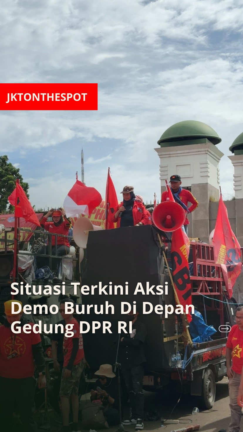 SITUASI TERKINI DEMO BURUH DI DEPAN GEDUNG DPR RI!😍 Situasi terkini aksi demo buruh hari ini, di depan gedung DPR RI untuk menyuarakan kenaikan upah buruh✨. Kondisi jalan Gatot Subroto macet dan untuk Jalan Tol Ramai Lancar🚨. Buat yang ikut aksi demo hari ini stay safe yaa guys👋 #DemoHariIni #DemoBuruh #JKTOnTheSpot