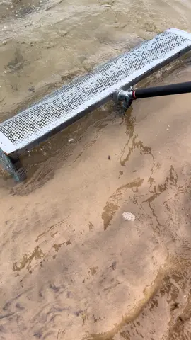 Чистка пляжа совком от белого золота