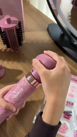 الجهاز الجديد من كلارا اللامع حصري ولفترة محدودة،،احلى هدية #تخرج#عرايس وميلاد  مع ٦ روس يسويلك كل الي في احلامك ،، لاتنسوا كود الخصم smr2 يعطيكي شحن مجاني للجهاز  . معاه فرشتين وحدة كبيرة وووحدة صغيرة للجذور ومعاه راس التجفيف وراسين للويفي يمين ويسار . . #clara#كلارا#تتوريال_كلارا 