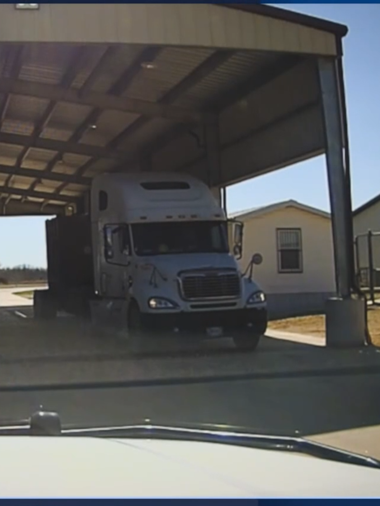 🚚 Entre 2022 y 2024, los reportes de patrulleros tejanos que interceptaron camioneros con licencias mexicanas fraudulentas pasaron de 614 casos a 919. Este año, hasta octubre se habían registrado 743 reportes, según los datos estatales. El Departamento texano de Seguridad Pública lo atribuye a una presunta red de corrupción que opera dentro de la Secretaría de Infraestructura de México y que permite la venta ilegal de estos permisos digitales. Choferes que a veces no saben ni manejar el vehículo circulan en en el país con licencias que obtuvieron a través de lo que Texas denuncia como una red corrupta dentro del Gobierno mexicano. 👉🏼 Mira la investigación completa en el link anclado.