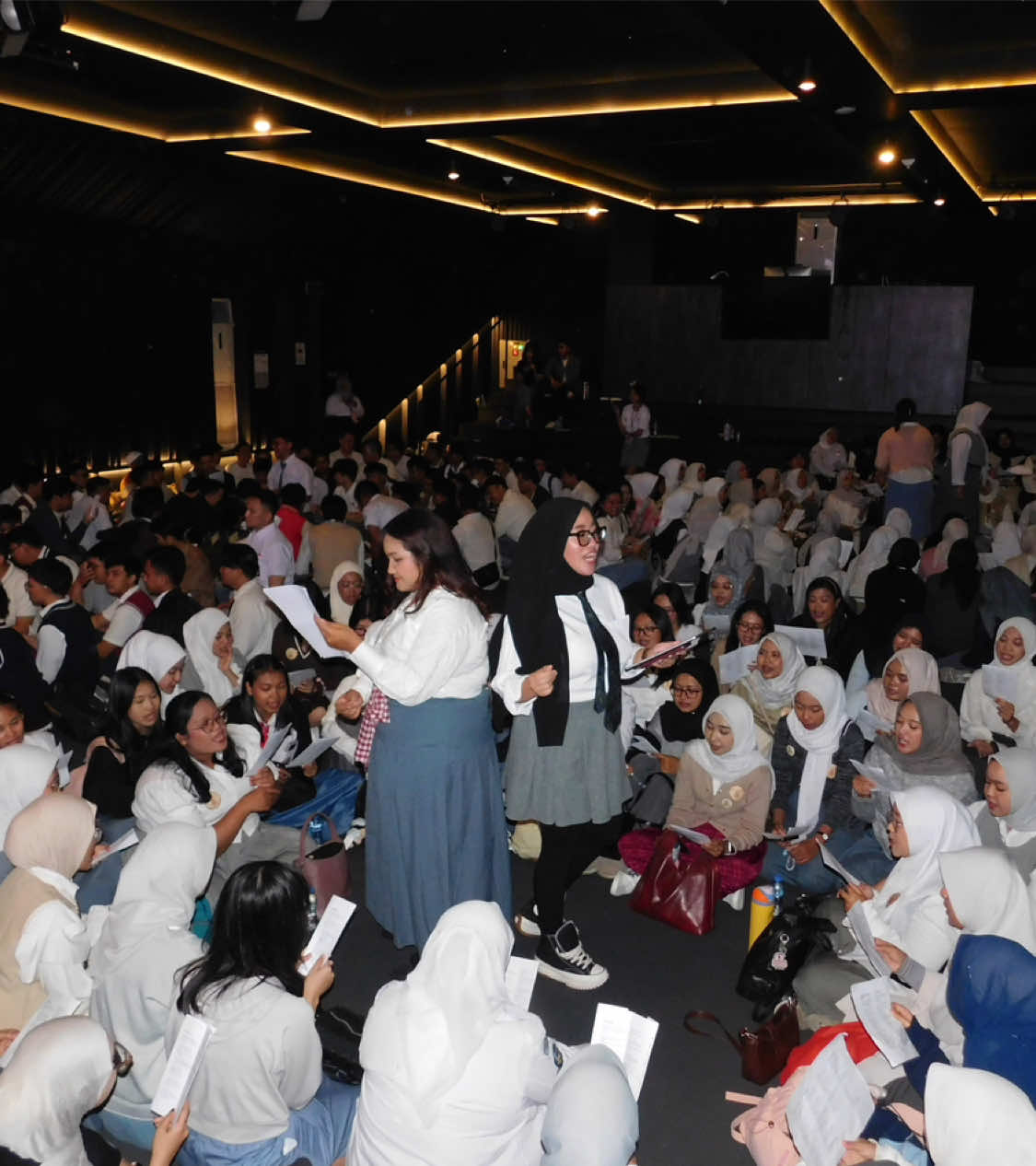 Kalo ini versi kerja kelompoknya, tunggu versi seriusnya para rangga & cinta ini ya!😶 Nostalgia AADC bersama @bandung.bernyanyi dan 200+ stranger🤩💃🏻 #bandung #event #singing #fyp #aadc 