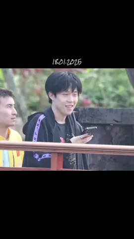 Sẵn ròi, xem lại luôn ngày 16,18 =))))  Nếu đúng như truyền thuyết tối 16 ra biển, thì sáng ngày 16 đã xem điện thoại liên tục, bữa đó em đi tập trễ một chút nên cứ vừa đi ngoái đầu lại nhìn, 5p sau em xuất hiện =))) mấy chỉa kêu chuyện đứa trước đứa sau cách 5p là chiện cơm bữa ở Hải Nam . Ngày 17 sáng ra hơi thiếu ngủ tí, đứa thì nhắm mắt an thần, đứa tóc chưa kịp chải nữa =))) . Ngày 18 chắc vừa xem ảnh vừa cười, nói chung là ngày nào cũng chat chit hết ó  Hồi đó còn chưa hiểu, giờ thì hiểu được chút rồi 😌 đâu có tự nhiên mà a ta phơi phới thế #shatou #wangchuqin #sunyingsha #tabletennis #xh 