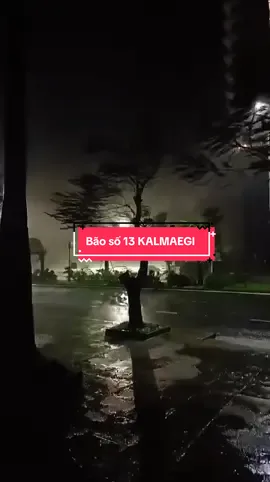 Tuy Hoà lúc 18h ngày 6-11-2025 Bão số 13 đang vào, cầu mong mọi người bình an và bão sớm rời đi  (nguồn video: FB Lắk) #paultrung #bãosố13 #bãokalmaegi #tuyhoa #bãolụtmiềntrung 