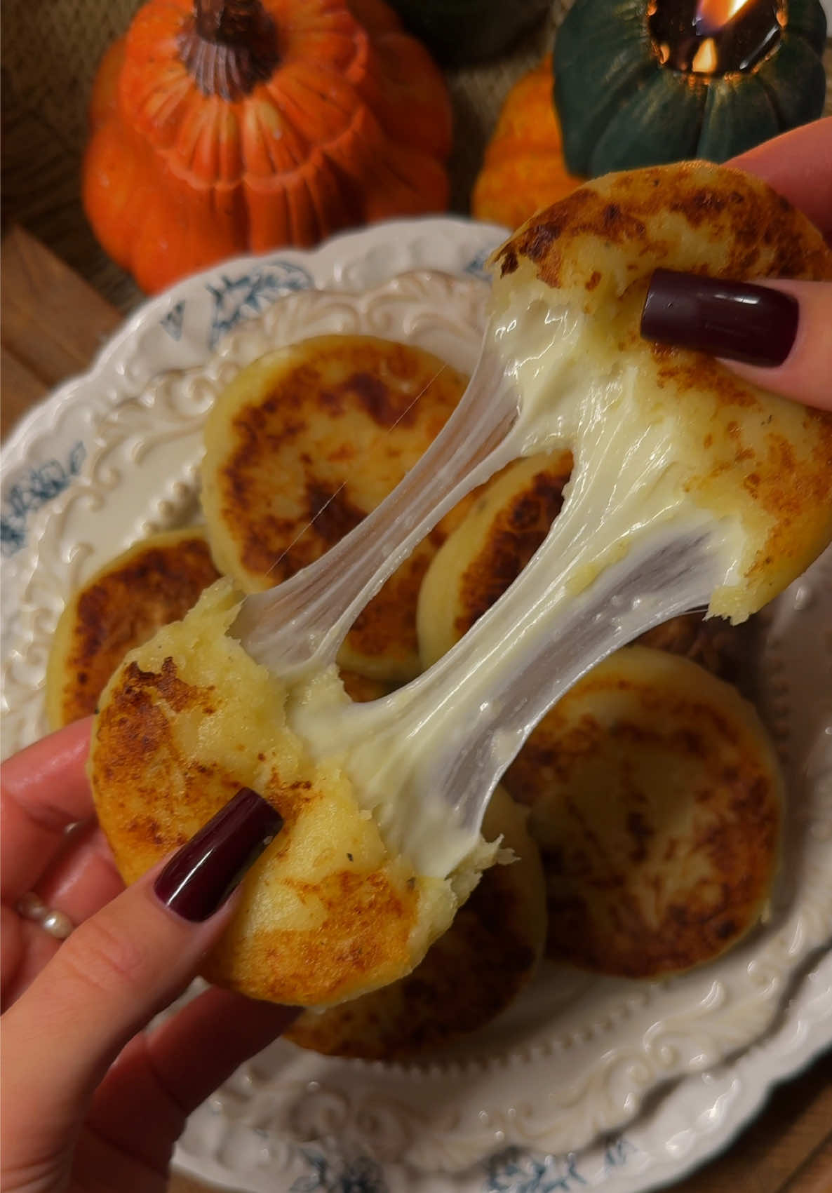 Очень уж он просил, чтобы я приготовила эти картофельные панкейки 🤫 Кто пробовал? РЕЦЕПТ: -Картофель (4 шт) -Соль, перец (по вкусу) -Мука (около 160-200 гр)Вам может понадобится как больше, так и меньше муки. Все зависит от вашего картофеля -Сыр (150-200 гр) ещё вкуснее будет, если вы в сыр что-нибудь добавите. Грибы, ветчину, курицу и т.д.