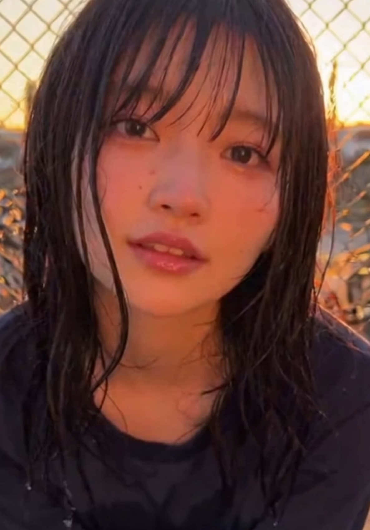 自転車置き場で急に距離近くなる、強気で甘やかす彼女