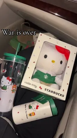 We won 🎄🎅🏻@hellokitty #hellokitty #hellokittystarbucks #holidaycups 