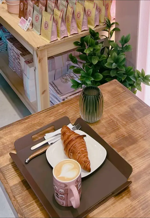 كافي فرنسي رايق وجميل جدًا في قلب ميونغ دونغ ✨ الديكور ناعم، والأجواء هادئة وتشرح الصدر، مكان مثالي للي يحبون يقضون وقت مريح  بعيد عن زحمة الشارع تحت 🌿 جربت القهوة وكانت لذيذة مرة 👌🏼 وإذا أنت من عشاق الكرواسون.. لازم تجربه عندهم 🥐✨ إذا مريتوا ميونغ دونغ لا تفوتونه 🤍 اسألوا عن مشتقات الخنزير✨ #Seoul #Myeongdong #كافيهات_كوريا #كوريا #سيول  