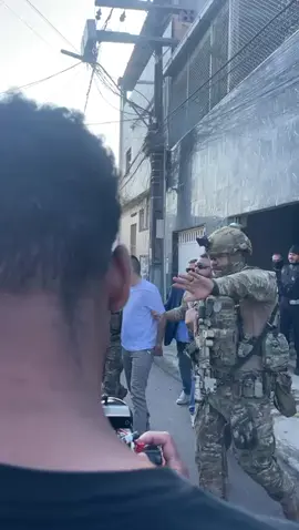 POLICIA FEDERAL PRENDE ADVOGADOS DO C.V | A Policia Federal por meio do FICCO, Força Integrada de Combate ao Crime Organizado no Amazonas, deflagrou, na manhã desta quinta-feira, a Operação Roque, com o cumprimento de mandados de prisão preventiva e de busca e apreensão expedidos pela Justiça Federal do Amazonas. A ação é um desdobramento da Operação Xeque-Mate e tem como objetivo desarticular o núcleo jurídico, advogados que participavam do grupo operacional do Comando Vermelho, e atuavam no sistema prisional do estado. O grupo é responsável por intermediar comunicações ilícitas entre lideranças internas e externas, além de facilitar a continuidade de ordens criminosas de caráter interestadual e transnacional. A operação que está deflagrada nesta manhã é acompanhada por representantes da Ordem dos Advogados do Brasil, Seccional Amazonas, assegurando o estrito cumprimento das garantias legais, o respeito aos direitos e prerrogativas individuais e a observância dos preceitos constitucionais que regem a atuação das autoridades no âmbito do Estado Democrático de Direito. Durante as investigações, apurou-se que profissionais, os advogados, com acesso privilegiado ao sistema prisional vinham replicando ordens, bilhetes e deliberações estratégicas predominante na Região Norte, do Comando Vermelho simulando atos de advocacia para ocultar comunicações ilícitas e repasses financeiros. Foram cumpridos quatro mandados de prisão preventiva e cinco mandados de busca e apreensão em endereços residenciais e profissionais dos investigados, localizados em Manaus/AM. A ação resultou na apreensão de equipamentos eletrônicos, mídias digitais, documentos e valores em espécie, que serão submetidos à análise pericial. As investigações também revelaram que as prerrogativas profissionais estavam sendo utilizadas de forma indevida, com o objetivo de manter a hierarquia da organização criminosa dentro e fora do sistema prisional. Essa estrutura permitia a coordenação de represálias, pactos interestaduais e repasses de recursos ilícitos. #policia #policiafederal #advogados #fy #foryou 