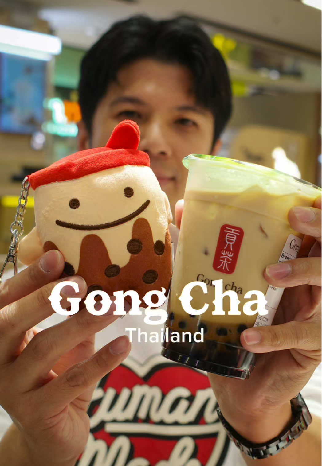 ONG CHA กลับมาเปิดในไทยแล้ววว! 🤩🥤 บอกเลยส่าดีใจมาก เพราะเป็นร้านชาที่ผมต้องกินทุกประเทศที่ไป ตอนนี้เค้ากลับมาเปิดที่ไทยแล้วสะดวกมาก สาขาใหม่อยู่ ชั้น 3 centralwOrld ไปตำได้เลย 💥 เมนูป้ายยา: 	•	Black Milk Tea with Pearls 🍵 ไข่มุกเคี้ยวเพลิน 	•	Brown Sugar Milk Tea 🤎 หอมหวานกำลังดี 	•	QQ Passionfruit Green Tea 🍋 สดชื่นแบบซัมเมอร์ 	•	Taro Milk Tea 💜 สายชาเผือกคือโดน 	•	Strawberry Matcha Milk Foam 🍓+🍵 คือฟินมากกก อีกอย่าง! ช่วงเปิดมีแจก voucher + กล่องสุ่มตุ๊กตาน้องชา สำหรับ 100 คนแรก 7-9 นี้นะ 🧸🎁 ร้านเปิด 7.11.25 เตรียมตัวให้พร้อมคร้าบ #GongCha #gongchathailand #centralwOrld #MilkTeaLover #กงชา 