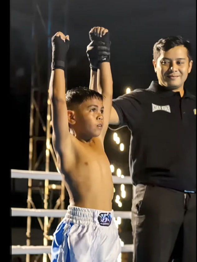 Fadillah berhasil mengalah kan fighter asal Malaysia #fadillah #fadillahvsalfateh #boxing #viralfypシ #CapCut 