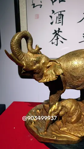 Đây là tượng đồng gia đình voi mẹ và v.oi con, một vật phẩm phong thủy được cho là mang lại may mắn và t.ài l.ộc.  Ý nghĩa phong thủy: V.oi (Tượng) trong tiếng Hán đồng âm với 