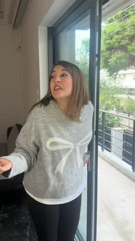 #ad Μη μας βλέπετε έτσι. Κατα βάθος αγαπιόμαστε! Και την μπλούζα θα του την καθαρίσω με το Ariel Extra Stain Removal 😂#Ariel #Arielgreecetion Audio Description: Το βίντεο ξεκινάει με τη Τζωρτζίνα στο χώρο της κουζίνας, να ρίχνει την αγαπημένη κούπα του Μάκη στο πάτωμα. Ο Μάκης ακούει τον ήχο και πηγαίνει στην κουζίνα, εκείνη κάνει την ανήξερη και λιμάρει τα νύχια της. Ο Μάκης πηγαίνει στο σαλόνι και ξαφνικά ακούγεται δυνατός ήχος .Η Τζωρτζίνα πηγαίνει στο σαλόνι κα διαπιστώνει ότι τα καλλυντικά της βρίσκονται στο πάτωμα. Παίρνει μια μπλούζα του Μάκη και πηγαίνει ξανά στην κουζίνα. Ταυτόχρονα ο Μάκης παίρνει ένα ψαλίδι και κόβει το νυχτικό της Τζωρτζίνας.Η Τζωρτζίνα κάνει το πείραμα του Ariel, λερώνει ένα κομμάτι ύφασμα με λάσπη, κετσαπ και λάδι. Ρίχνει μέσα στο σέικερ το λερωμένο ύφασμα και λίγο Ariel Extra Stain Removal και σε 1 λεπτό το ύφασμα έχει καθαρίσει. Αμέσως μετά ο Μάκης της δείχνει το κατεστραμμένο νυχτικό. Σε αντίποινα, η Τζωρτζίνα λερώνει τη μπλούζα του. Στο τέλος του βίντεο, η Τζωρτζίνα πετάει τα κλειδιά του Μάκη από το μπαλκόνι.