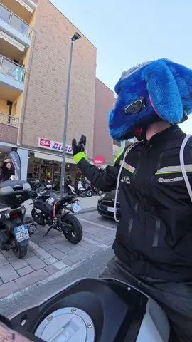 Esistono 2 tipi di motociclisti🤭💙 • • • • #funny #stitch #fluffy #funnybike #funnyhelmet 