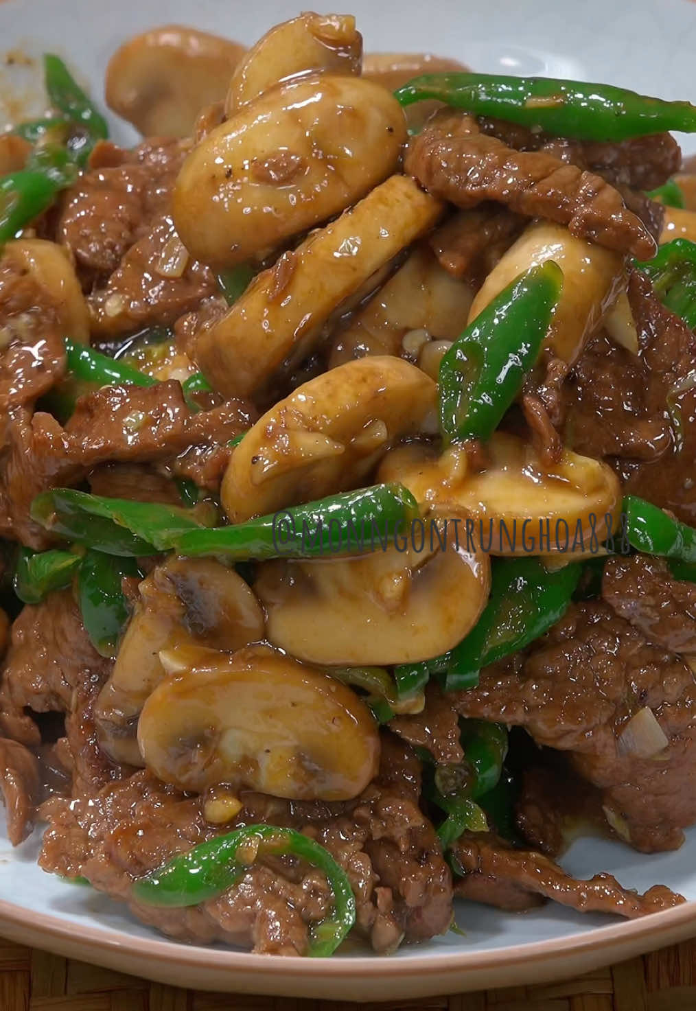 Các chị em ơi, thịt bò mua về đừng chỉ hầm khoai tài mãi nhé. Hôm nay mình chia sẻ với mọi người cách làm món bò xào nấm đông cô đơn giản tại nhà. #ngon #nauan #monngonmoingay #ănvặt #ănngon 