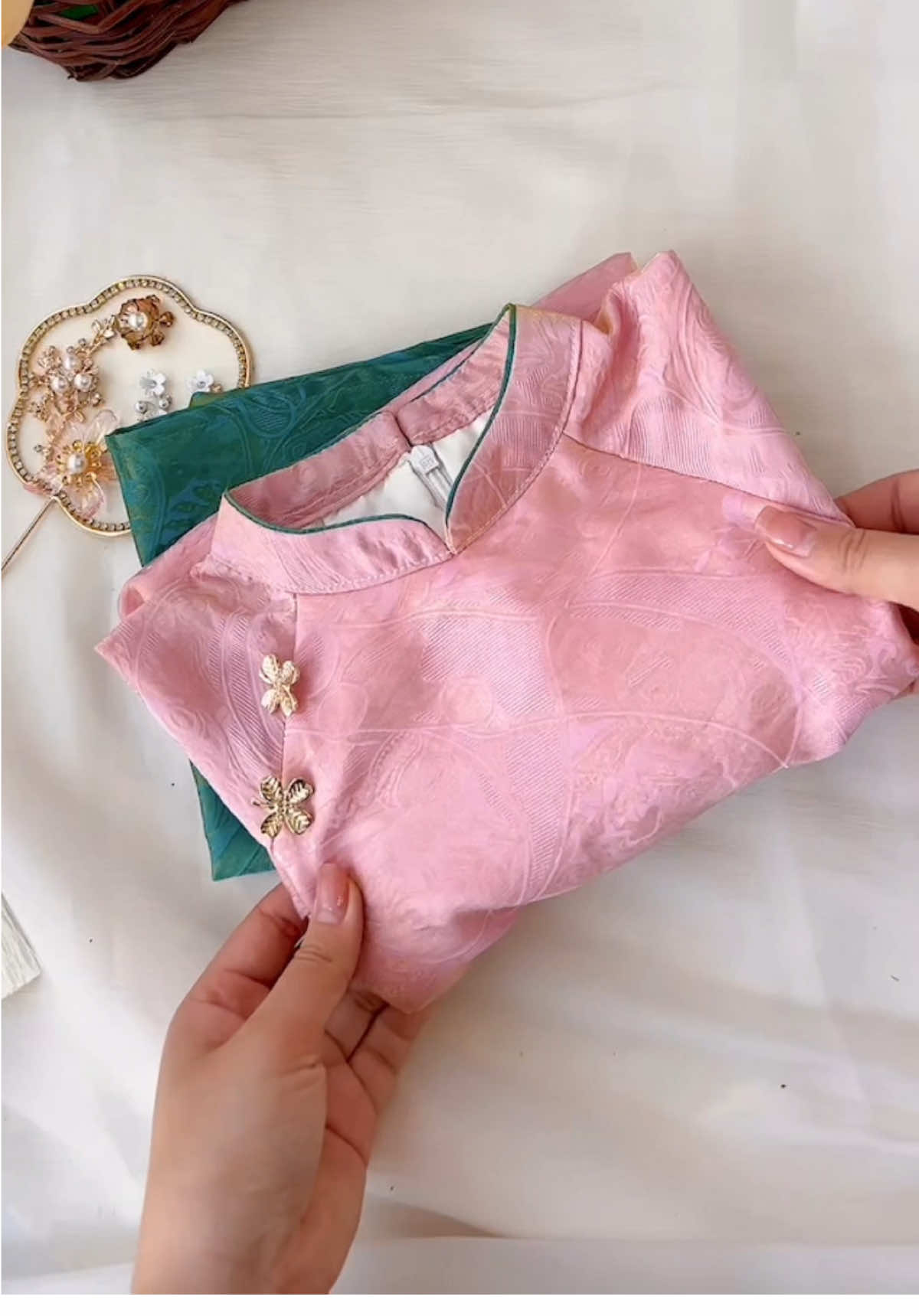 🌷 Điệu đà trong sắc hồng, dịu dàng trong từng bước chân #aodaichobe #aodaitetchobe #aodaibegai #gauconkids #aodaitet 