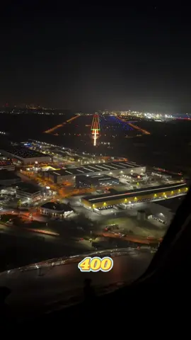 Frankfurt 07L … Airbus A340-300 … Early morning landing just before sunrise after an 7:40h flight from Detroit.  This time with the rare ‚three‘ callout from the radio altimeter and a rather firm touchdown 😎 ✈️ … #pilot #airbus #cockpit #a340 #landing        