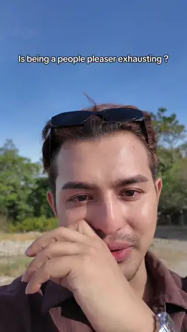 Dulu aku jenis yang takut orang tak suka aku. Semua benda aku ikut. Semua aku cakap “ok je.” Aku fikir kalau aku cukup baik, orang akan sayang aku balik. Tapi realitinya lagi banyak kau bagi, lagi senang orang pijak kepala. Sekarang aku belajar Aku tak perlukan semua orang suka aku. Aku cuma perlukan diri aku sendiri tenang. Kalau jaga hati orang buat aku hilang diri sendiri, lebih baik aku jadi jahat yang bahagia, daripada jadi baik yang terseksa.