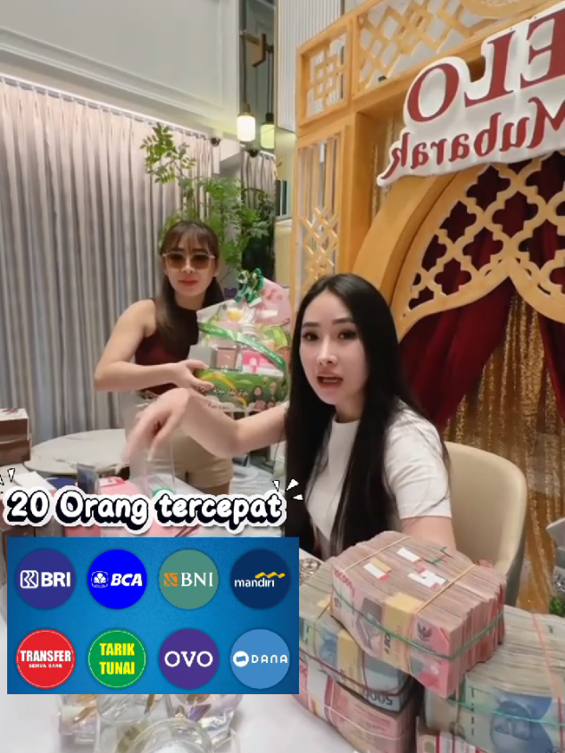 #GUY’S Tahun ini Rezekimu aamiinkan ...Sejarah #fotografi dimulai dengan penemuan dua prinsip penting: yang pertama adalah kamera obscura memproyeksikan gambar, yang kedua adalah penemuan bahwa beberapa zat terlihat berubah oleh paparan cahaya. Tidak ada artefak atau deskripsi yang menunjukkan upaya untuk menangkap gambar dengan bahan sensitif cahaya sebelum abad ke-18. Pemandangan dari jendela di Le Gras 1926 atau 1827, diyakini sebagai foto kamera paling awal yang masih ada. [1] Penambahan reoriented asli (kiri) dan berwarna (kanan).Sekitar 1717, Johann Henry Schulze menggunakan bubur sensitif cahaya untuk menangkap gambar huruf cut-out pada botol. Namun, ia tidak mengejar membuat hasil ini permanen.Sekitar tahun 1800, Thomas Wedgwood membuat yang pertama didokumenkan secara andal, meskipun upaya gagal dalam menangkap gambar kamera dalam bentuk permanen. Eksperimennya memang menghasilkan fotogram terperinci, tetapi Wedgwood dan pasangannya Humphry Davy tidak menemukan cara untuk memperbaiki gambar-gambar ini. Pada tahun 1826, Nicéphore Niépce pertama kali berhasil memperbaiki gambar yang ditangkap dengan kamera, tetapi setidaknya diperlukan pencahayaan di kamera selama delapan jam atau bahkan beberapa hari dan hasil paling awal sangat kasar. Rekan Niépce Louis Daguerre melanjutkan untuk mengembangkan proses daguerretipe, yang pertama diumumkan secara publik. #islamic Quotes #islamicwisdom #quranic Verses him muhammad 