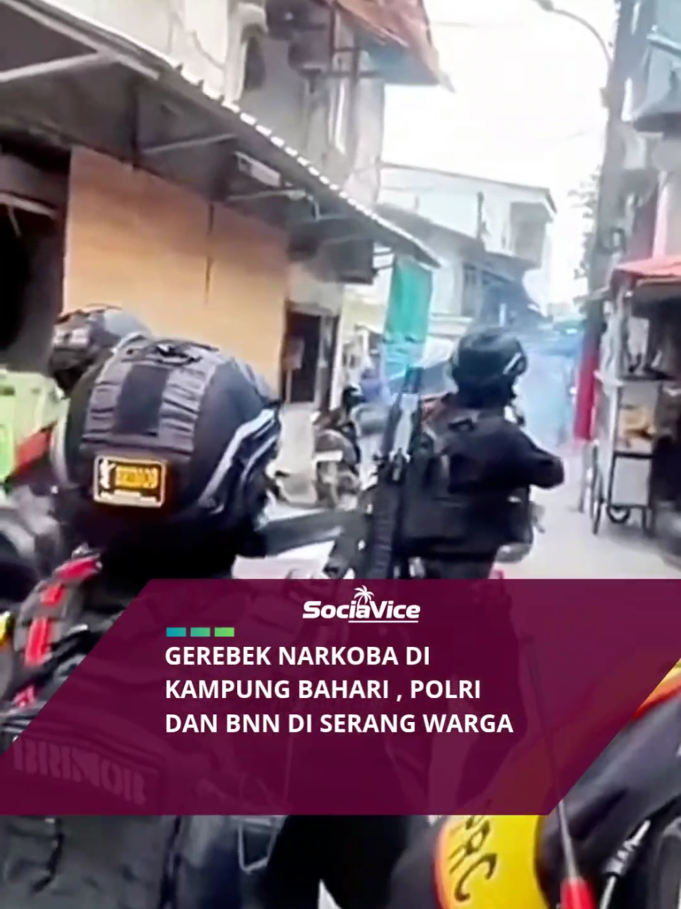 Badan Narkotika Nasional (BNN) dan Polri menggerebek sejumlah lokasi di Kampung Bahari, Tanjung Priok, Jakarta Utara, Rabu (5/11/2025), siang. Operasi ini menargetkan peredaran narkoba di kawasan padat tersebut dan melibatkan ratusan personel Brimob. Saat menyisir dua titik utama, yakni indekos dan lapak tenda di pinggir rel, petugas menemukan sejumlah terduga pengedar dan pengguna. Namun, warga sekitar melakukan perlawanan dengan melempar batu, menyalakan kembang api, hingga mengacungkan senjata tajam ke arah aparat..