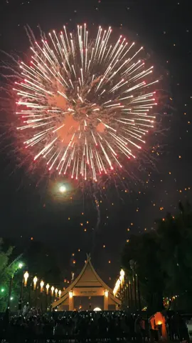 “ยี่เป็งล้านนา” ✨🏮 แสงโคมนับพันลอยแต่งแต้มฟ้าเหนือธุดงค์สถานล้านนา อบอวลด้วยศรัทธาและความงดงามแบบล้านนา 💫 #ยี่เป็งล้านนา #ยี่เป็งเชียงใหม่ #LoyKrathongFestival #ChiangMai #โคมลอย   