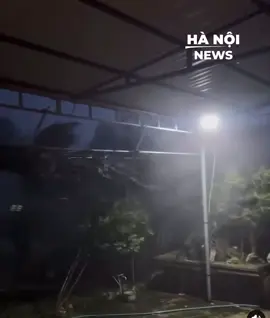 Bão số 13 đang càn quét tỉnh Gia Lai (Bình Định cũ): Sập hết rồi, không còn chỗ nào trú nữa... 3 người trong gia đình đang cầm cự chờ cứu hộ 😥