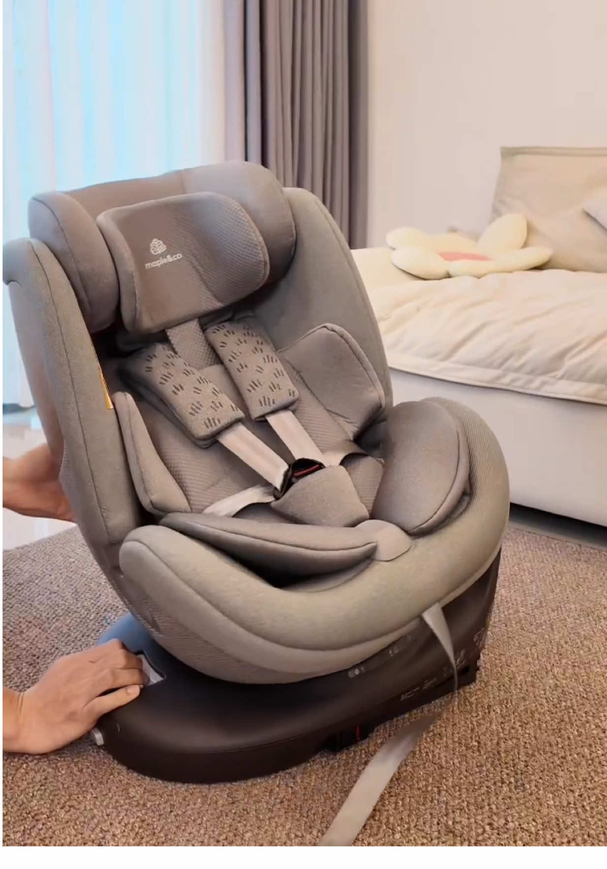 Ba mẹ Ngọc - Phát đã nâng cấp ghế ô tô cho em Dino sang Maple&Co Nautilus Classic 💛 Từ ngày có ghế mới, hành trình của mẹ và Dino nhàn hơn – an toàn hơn – thoải mái hơn 🌿 Những điểm khiến mẹ Ngọc ưng ý tuyệt đối: ✅ Khung ghế chắc chắn với vỏ PC-ABS cao cấp kết hợp khung sợi thuỷ tinh hàng không, đạt chuẩn an toàn châu Âu R129 ✅ Đệm AirWell êm ái, thoáng khí và tăng sự an toàn ✅ Xoay 360° linh hoạt, mẹ dễ dàng bế bé ra vào xe ✅ Hệ thống Isofix kết hợp chân chống sàn, giúp ghế ổn định tuyệt đối khi xe di chuyển ✅ Thiết kế tinh tế, màu sắc trang nhã, hòa hợp hoàn hảo với nội thất xe sang Một “trợ lý đắc lực” giúp mẹ vừa an tâm, vừa nhàn tênh trên mọi hành trình cùng con 💛 👉 Maple&Co – Chuẩn an toàn, dẫn đầu phong cách  #gheototreemmapleco  #gheototreemnautilus #mapleconautilus  #gheototreemnautilusclassic #gheototreem