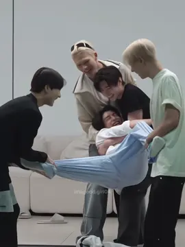 You can’t stay away from them, JAKE 😭😭 #heejake #sungjake #wonjake  #yunki #enhypenedit 