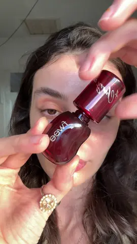 Shine like never before 💋 The gloss that everyone’s talking about is finally here — ultra-shiny, lightweight, and totally addictive. Are you ready to join the #fwee1Mchallenge? 👑 @fwee  #fweecolagloss #fwee #queenofkbeauty #fwee1Mchallenge #LipGloss #GlossyLips #BeautyTrend #CherryLips #GlossGoals #KBeauty #ShinyLips #LipAddict #MakeupInspo